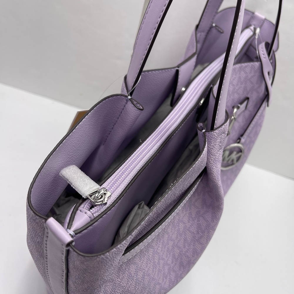 MICHAEL KORS Carson Large Signature Logo Shoulder Tote Bag
Light Quartz
NWT - Picture 5 of 16